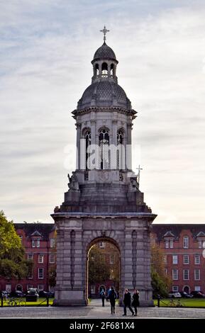 Alter Kirchturm im Trinity College in Dublin, Irland Stockfoto