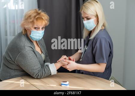 Ein Arzt, der den Puls des Patienten nimmt Stockfoto