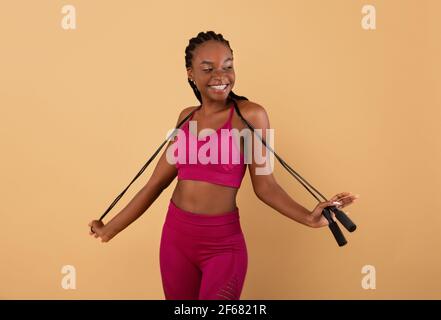 Fitnessmodell. Porträt Von Fit Schwarze Frau In Sportswear Holding Jump Rope Stockfoto