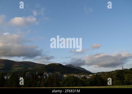 Blick auf die Gebäude in Keswick und Hills vom Crow Park aus Stockfoto