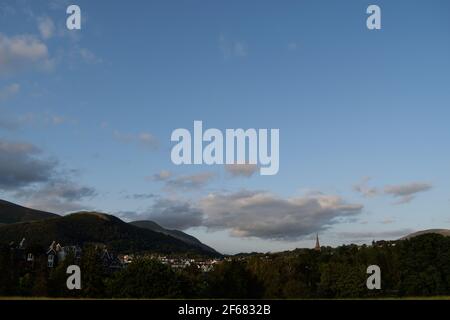 Blick auf die Gebäude in Keswick und Hills vom Crow Park aus Stockfoto