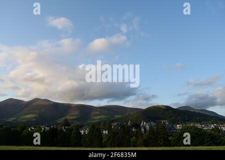 Blick auf die Gebäude in Keswick und Hills vom Crow Park aus Stockfoto