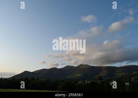 Blick auf die Gebäude in Keswick und Hills vom Crow Park aus Stockfoto