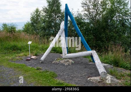 Station XIII des Kreuzweges: Jesus wird vom Kreuz genommen. Kalvária na Peknú vyhliadku. Starý Smokovec, Slowakei. 2020-07-27. Stockfoto