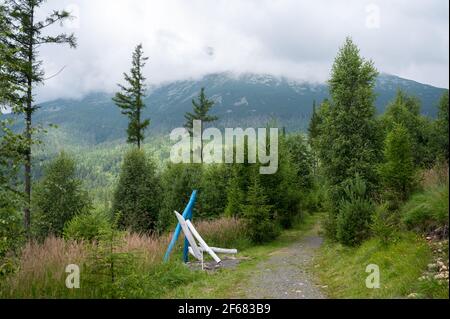 Station XIII des Kreuzweges: Jesus wird vom Kreuz genommen. Kalvária na Peknú vyhliadku. Starý Smokovec, Slowakei. 2020-07-27. Stockfoto