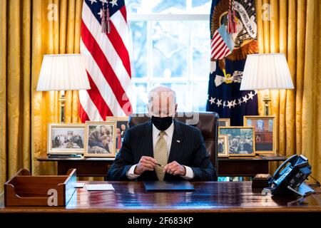 Washington, USA. März 2021, 30th. Präsident Joe Biden unterzeichnet die PPP Extension Act von 2021 in Gesetz in der Oval Office mit Vizepräsident Kamala Harris, links und SBA-Administrator Isabel Guzman, rechts, Blick auf, Dienstag, März, 30 2021. (Foto von Doug Mills/Pool/Sipa USA) Quelle: SIPA USA/Alamy Live News Stockfoto