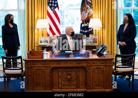 Washington, USA. März 2021, 30th. Präsident Joe Biden unterzeichnet die PPP Extension Act von 2021 in Gesetz in der Oval Office mit Vizepräsident Kamala Harris, links und SBA-Administrator Isabel Guzman, rechts, Blick auf, Dienstag, März, 30 2021. (Foto von Doug Mills/Pool/Sipa USA) Quelle: SIPA USA/Alamy Live News Stockfoto