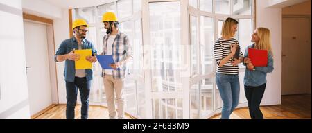 Zwei Gruppen von erfolgreichen kreativen jungen Ingenieur und Designer-Team im hellen Büro sprechen. Stockfoto