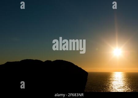 Sonnenuntergang über dem Meer in Praia do Amado, Algarve, Portugal Stockfoto