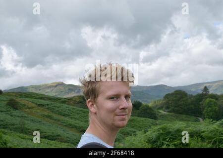 Portrait of Young man on Loughrigg Fell in the Lake District Stockfoto