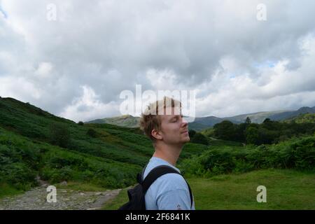 Portrait of Young man on Loughrigg Fell in the Lake District Stockfoto