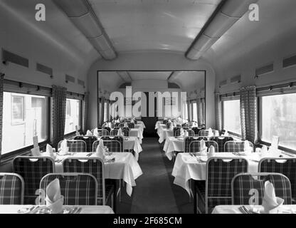 Staatsbahnen, SJ R03 Restaurant Auto mit Extras und Kellner in der Arbeit. Stockfoto