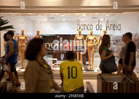 Neue brasilianische Mittelklasse im Nova America Shopping Center, in einem ehemaligen mittellosen Viertel Rio de Janeiro gelegen. Während Präsident Lula Regierung ( 2003 - 2010 ) wurde eine neue Klasse von Verbrauchern in Brasilien geschaffen. Stockfoto