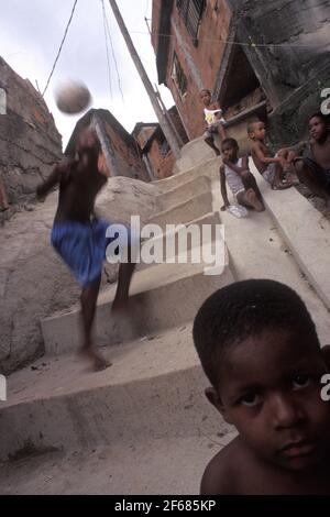 Alltag in Rio de Janeiro Favela, schwarze Jungs haben Spaß mit Fußball - Morro da Mangueira. Stockfoto