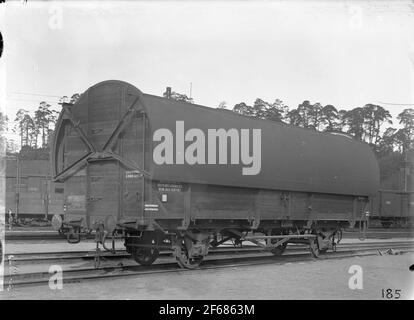 Staatsbahnen, SJ LGT 33196. Warntext auf Deutsch. Wurde 1927 mit Dächern versehen. Stockfoto