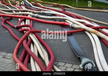 Löschschläuche zum Löschen und Ablassen im Falle von Überschwemmung Stockfoto