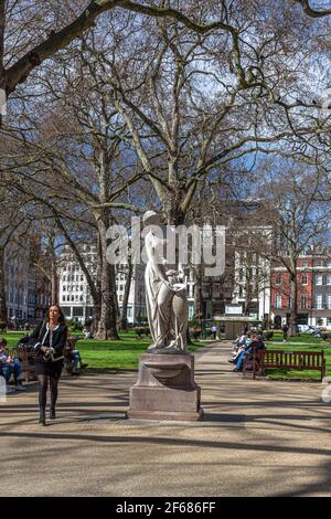 Nymphenstatue von Alexander Munro auf dem Lansdowne Trinkbrunnen, Berkeley Square, Mayfair, London, England, VEREINIGTES KÖNIGREICH. Stockfoto