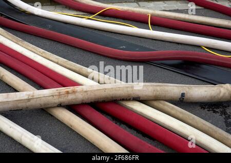 Löschschläuche zum Löschen und Ablassen im Falle von Überschwemmung Stockfoto