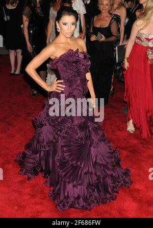 Eva Longoria trägt Marchesa besuchen Sie die Metropolitan Museum of Art Costume Institute Gala, in Feier der neuen Ausstellung mit dem Titel Superhelden: Fashion and Fantasy, im Metropolitan Museum of Art, Montag, 5. Mai 2008, in New York statt. Foto von Jennifer Graylock-Graylock.com Stockfoto