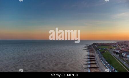 Eine Drohnenansicht des Sonnenuntergangs über Old Felixstowe in Suffolk, Großbritannien Stockfoto