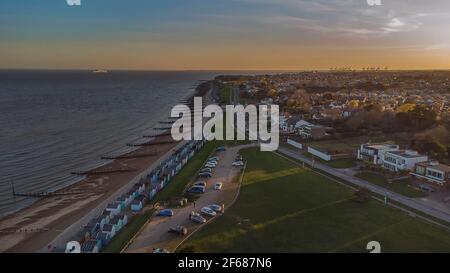 Eine Drohnenansicht des Sonnenuntergangs über Old Felixstowe in Suffolk, Großbritannien Stockfoto