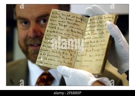 Prof. Andrew Lambert mit einem Codicil von Nelson, Teil der Leben hinter den Legenden eine Ausstellung im National Archive.Bild David Sandison 21/5/2005 Stockfoto