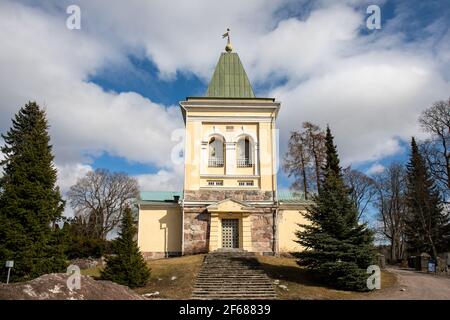 Der Glockenturm der Kirche des heiligen Michael in Kirkkonummi, Finnland Stockfoto