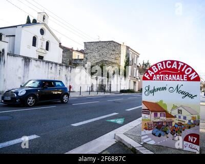 Nougat-Laden, ehemalige Nationalstraße 7 bei Sonnenuntergang, Montélimar, Drome, Frankreich Stockfoto