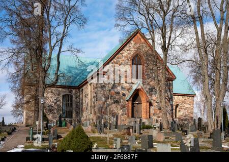 Mittelalterliche Kirche aus grauem Stein in Kirkkonummi, Finnland Stockfoto