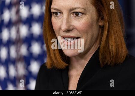 Washington, DC, USA. März 2021, 30th. Die Pressesprecherin des Weißen Hauses Jen Psaki spricht auf ihrer täglichen Pressekonferenz im White House Press Briefing Room in Washington, DC, USA, 30. März 2021.Quelle: Jim LoScalzo/Pool via CNP Quelle: dpa/Alamy Live News Stockfoto