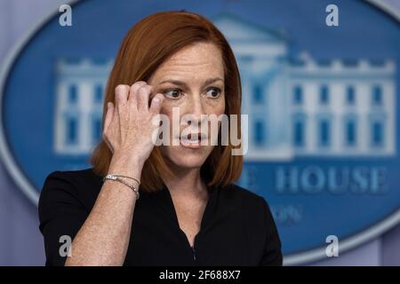 Washington, DC, USA. März 2021, 30th. Die Pressesprecherin des Weißen Hauses Jen Psaki spricht auf ihrer täglichen Pressekonferenz im White House Press Briefing Room in Washington, DC, USA, 30. März 2021.Quelle: Jim LoScalzo/Pool via CNP Quelle: dpa/Alamy Live News Stockfoto