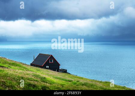 Schwarzes Haus auf dem berühmten faroese Witches Finger Trail Stockfoto