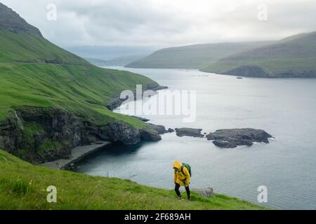 Dramatische Aussicht auf die grünen Hügel der Insel Vagar und Sorvagur Stadt Stockfoto