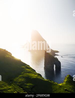 Luftdrohne, die über den Drangarnir und Tindholmur-Meeresstapeln fliegt Stockfoto