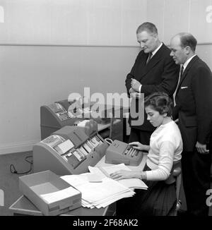 Einweihung der elektronischen Datenmaschine von IBM. Generaldirektor Upmark. Stockfoto