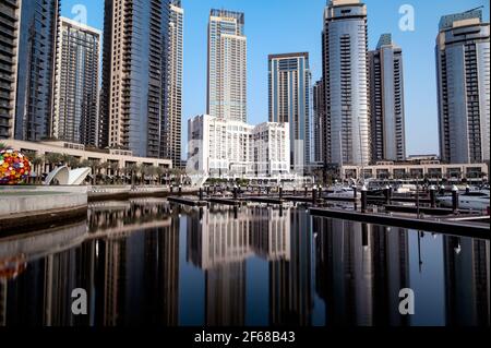 Skyline des Dubai Creek Hafens mit Uferpromenade, Hotels, Geschäften und Residenzen, die am Abend im Dubai Creek Hafen festgehalten werden Stockfoto