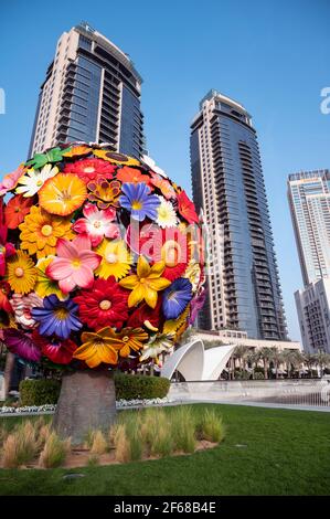 Skyline des Dubai Creek Hafens mit farbenfrohen Strukturen, Promenade, Hotels und Residenzen im Dubai Creek Hafen, Ras al khor, Dubai, VAE. Stockfoto