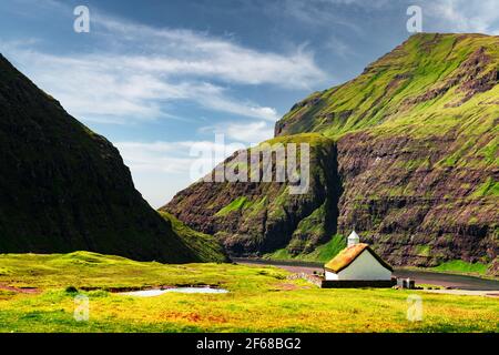 Sonnige Sommer Ansicht der traditionellen Rasen-Top-Kirche Saksunar Kirkja Stockfoto