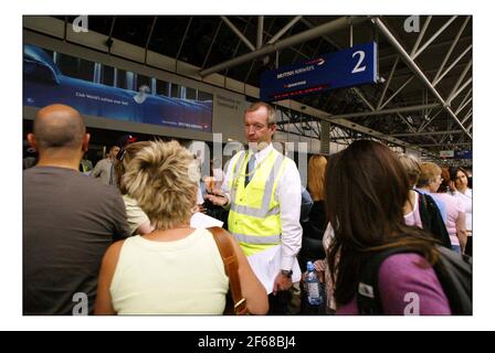 Ein Streik in Heathrow bringt den Flughafen Terminal 4 nach Ein virtuelles Standstillpic David Sandison 11/8/2005 Stockfoto