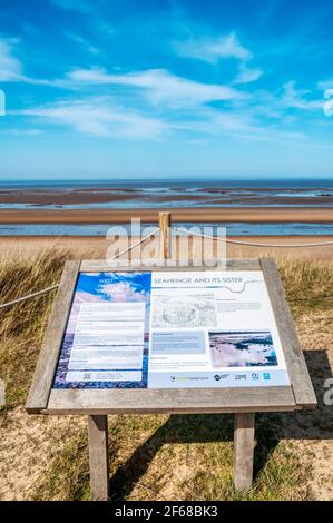 Ein Interpretationsschild am Fundort Seahenge an der Holme-next-the-Sea an der Nord-Norfolk-Küste. Stockfoto