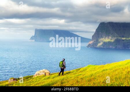 Einsamer Tourist schaut auf neblige Inseln Stockfoto