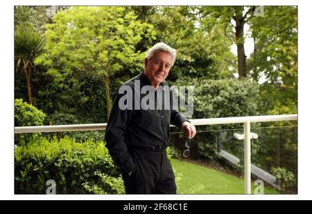 Michael Aspel zu Hause in West London.pic David Sandison 30/4/2004 Stockfoto