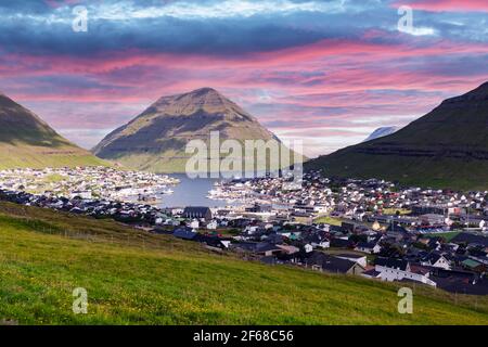 Atemberaubende Stadtlandschaft der Stadt Klaksvik Stockfoto