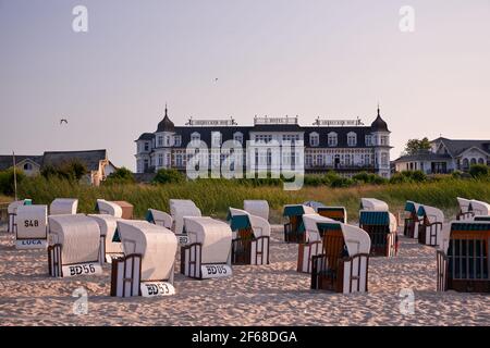 Blick auf das Hotel Ahlbecker Hof vom Strand mit Strand Stühle Stockfoto