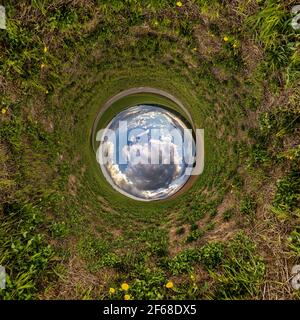 Blauer kleiner Planet. Umkehrung der winzigen Planetenumwandlung des kugelförmigen Panoramas 360 Grad. Sphärische abstrakte Luftaufnahme. Krümmung des Raums. Stockfoto