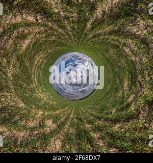 Blauer kleiner Planet. Umkehrung der winzigen Planetenumwandlung des kugelförmigen Panoramas 360 Grad. Sphärische abstrakte Luftaufnahme. Krümmung des Raums. Stockfoto