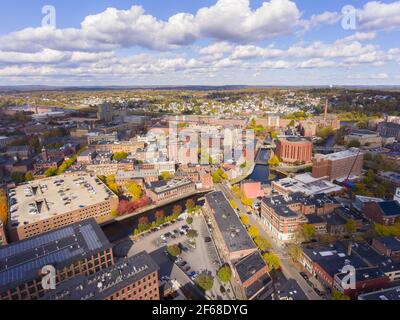 Lowell historische Innenstadt, Canal, Marrimack River und historische Mills Luftaufnahme im Herbst in Lowell, Massachusetts, MA, USA. Stockfoto