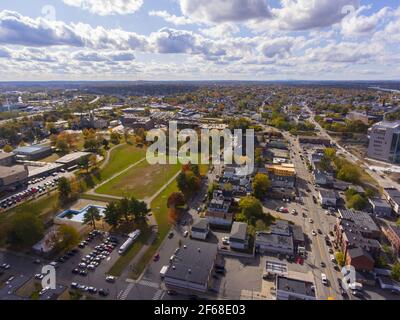 Lowell historische Innenstadt, Canal, Marrimack River und historische Mills Luftaufnahme im Herbst in Lowell, Massachusetts, MA, USA. Stockfoto