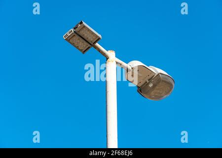 Straßenlampe auf einem Laternenpfosten gegen den blauen Himmel, Stadtbeleuchtung Stockfoto