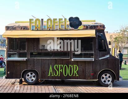 Food Truck, der das traditionelle Falafel-Gericht in den Riverland Dubai Parks and Resorts, Dubai, Vereinigte Arabische Emirate verkauft Stockfoto